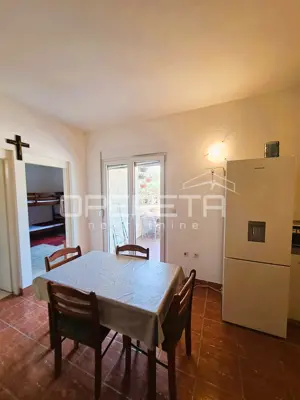Top-Investition in Dalmatien: 4 Apartments + Hof + Projekt - 50 m vom Meer - 13