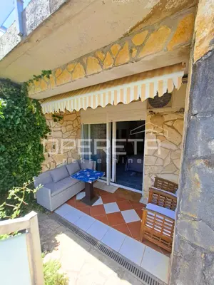 Top-Investition in Dalmatien: 4 Apartments + Hof + Projekt - 50 m vom Meer - 4