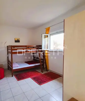 Top-Investition in Dalmatien: 4 Apartments + Hof + Projekt - 50 m vom Meer - 17