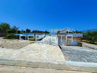 Top-Investition in Dalmatien: 4 Apartments + Hof + Projekt - 50 m vom Meer - 8