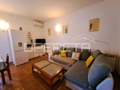 Top-Investition in Dalmatien: 4 Apartments + Hof + Projekt - 50 m vom Meer - 12