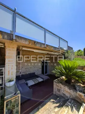 Top-Investition in Dalmatien: 4 Apartments + Hof + Projekt - 50 m vom Meer - 2