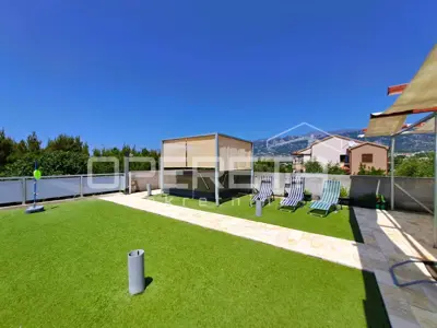 Top-Investition in Dalmatien: 4 Apartments + Hof + Projekt - 50 m vom Meer - 9