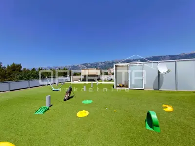 Top-Investition in Dalmatien: 4 Apartments + Hof + Projekt - 50 m vom Meer - 10