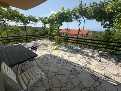 Prostrani stan 100m² s terasom i pogledom, Kraljevica