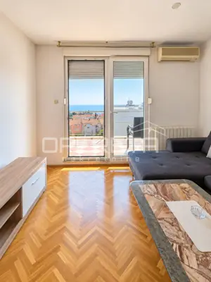 SPLIT, PAZDIGRAD – PROSTRANI TROSOBNI STAN 89 m² S GARAŽOM I POGLEDOM NA MORE