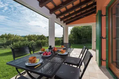 Villa 240 m², Ripenda Kras - pool and two apartments - 2