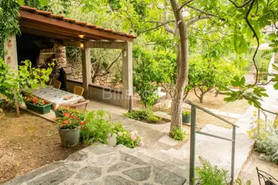 Brač prodaja kuća, parcela 1983 m² 4 apartmana i 4soban stan - 2