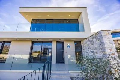 Prvi red do mora! Luksuzna kuća u Umagu, 300 m od mora - savršena za obitelj s modernim sadržajima
