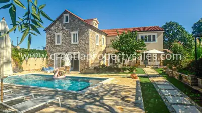 Kamena kuća 240 m², otok Hvar, mirno selo i bazen