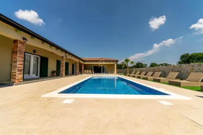 Kuća 250 m², Briševo - bazen i natkrivena kuhinja