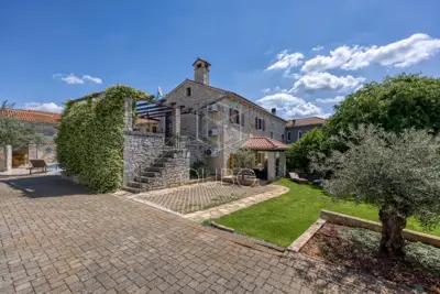 Filipana - stone house with heated pool and summer kitchen