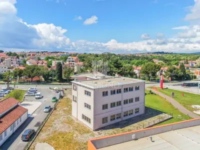 Geschäftsgebäude 1.261 m², Rovinj - 30 Parkplätze - 16