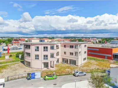 Poslovna zgrada 1.261 m², Rovinj - 30 parkirnih mjesta