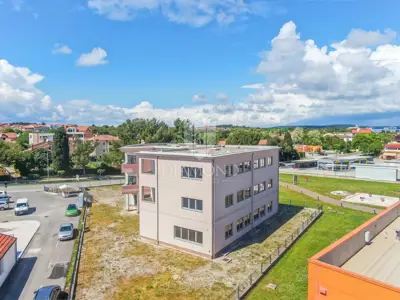Geschäftsgebäude 1.261 m², Rovinj - 30 Parkplätze - 11