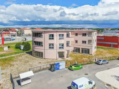 Geschäftsgebäude 1.261 m², Rovinj - 30 Parkplätze - 15