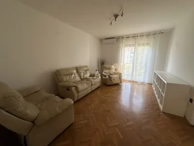 Rijeka, zamet | trosoban stan s dva balkona za najam