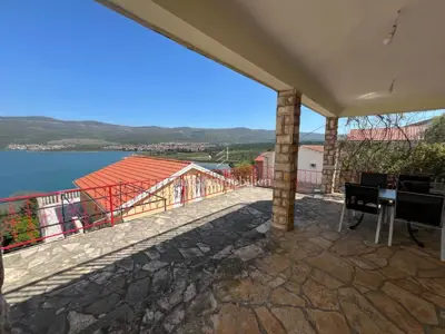 Donji Karin - kuća s otvorenim pogledom na more