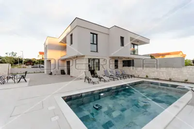 Villa 230 m², Mandre - Pool und Jacuzzi