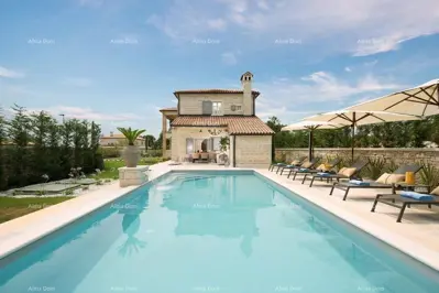 Steinhaus mit Pool, Poreč, gepflegter Gartenbereich