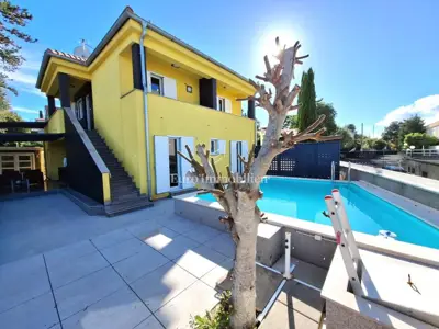 Malinska - samostojeća kuća s bazenom, 100 m od plaže
