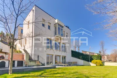 Haus zum Kauf in Šestine, 376 m²