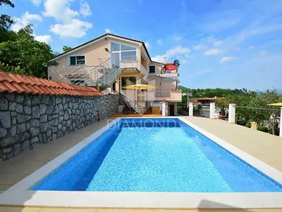 Opatija, Umgebung, Villa mit sieben Apartments, Pool und Meerblick