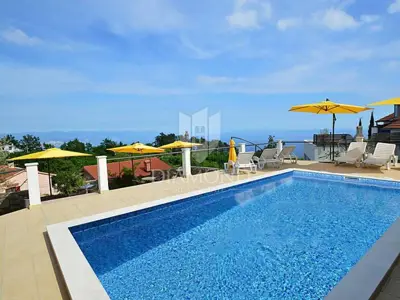 Opatija, Umgebung, Villa mit sieben Apartments, Pool und Meerblick - 3