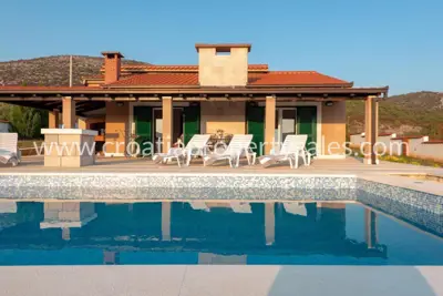 Haus 1000 m², Kaštela - Pool und Bergblick
