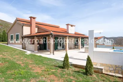 Haus 1000 m², Kaštela - Pool und Bergblick - 11