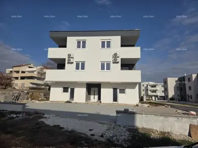 House with 3 apartments, Medulin, garages and tavern
