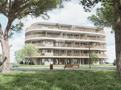 Umag, centar! Moderan stan s velikom terasom i liftom!