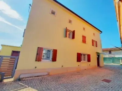 Doppelhaus 120 m², Poreč - zwei Wohnungen und Hof