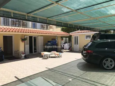 Kuća 387 m², Promajna - 8 apartmana, 300 m od mora - 3