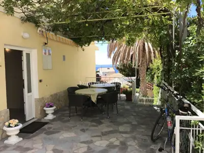 Kuća 387 m², Promajna - 8 apartmana, 300 m od mora - 6