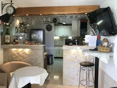 Kuća 387 m², Promajna - 8 apartmana, 300 m od mora - 8
