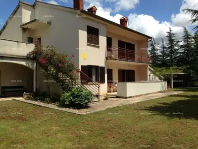 Prodaje se kuća s velikom okućnicom, 5 km od Poreča