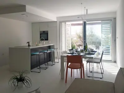 Stan 82 m², Krk - pogled na more i uređena okućnica - 4