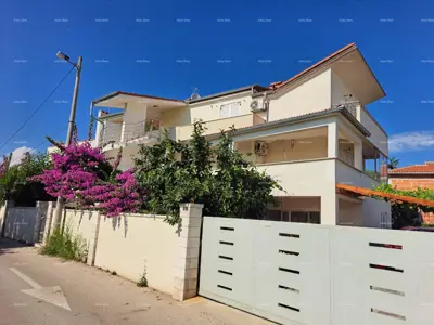 NA PRODAJU – Kuća s dva odvojena stana, Premantura