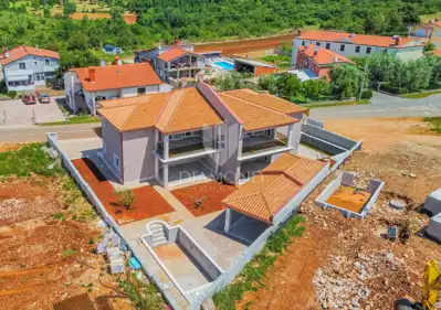 Momjan, okolica! Dvojna kuća sa bazenom u novogradnji!