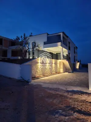 VODICE - Moderne Doppelhaushälfte mit Pool und Meerblick