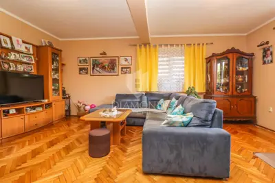 Haus 220 m², Pula - Šišan, 3 Wohnungen - 4