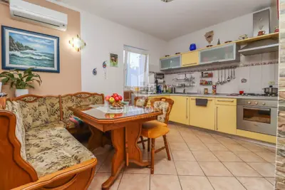 Haus 220 m², Pula - Šišan, 3 Wohnungen - 3