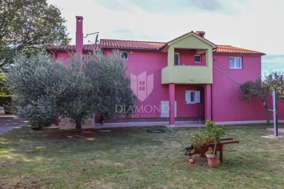 Haus 220 m², Pula - Šišan, 3 Wohnungen - 20