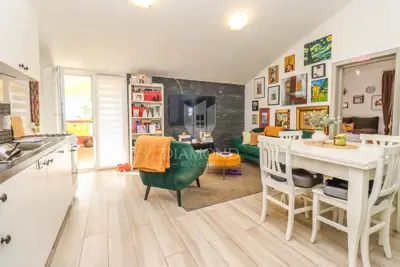 Haus 220 m², Pula - Šišan, 3 Wohnungen - 9