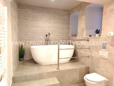 Commercial space 93 m², Split center - near Riva - 2