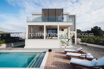 Villa mit 3 Etagen, Rogoznica, ruhige Bucht und Pool 4x8 mit Heizung