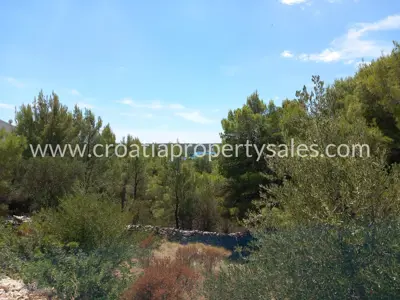 Zemljište 498 m², Otok Brač - rub mjesta i mirno okruženje