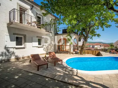 Haus 250 m², Kornić - Pool und touristische Vermietung