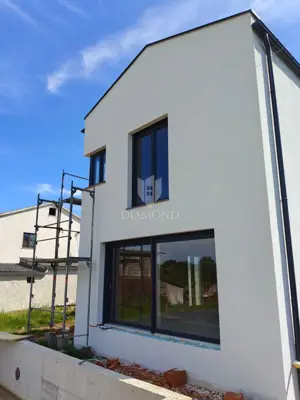 Kuća u Režancima, novogradnja blizu Pule i bazen 25 m²